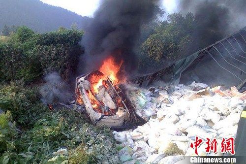 8月1日6時左右，滬昆高速上饒段一貨車側(cè)翻著火，駕駛室燒成空殼。圖為事故現(xiàn)場。吳兵章 攝