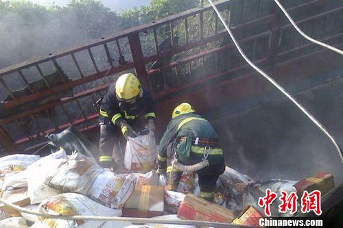 8月1日6時左右，滬昆高速上饒段一貨車側(cè)翻著火，駕駛室燒成空殼。圖為消防官兵清理現(xiàn)場。吳兵章 攝