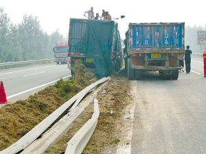 8月23日清晨，一輛大貨車(chē)在青蘭高速邯鄲市廣平段撞上護(hù)欄，闖進(jìn)綠化帶，違章行駛?cè)氖缀蟛艅x住車(chē)。